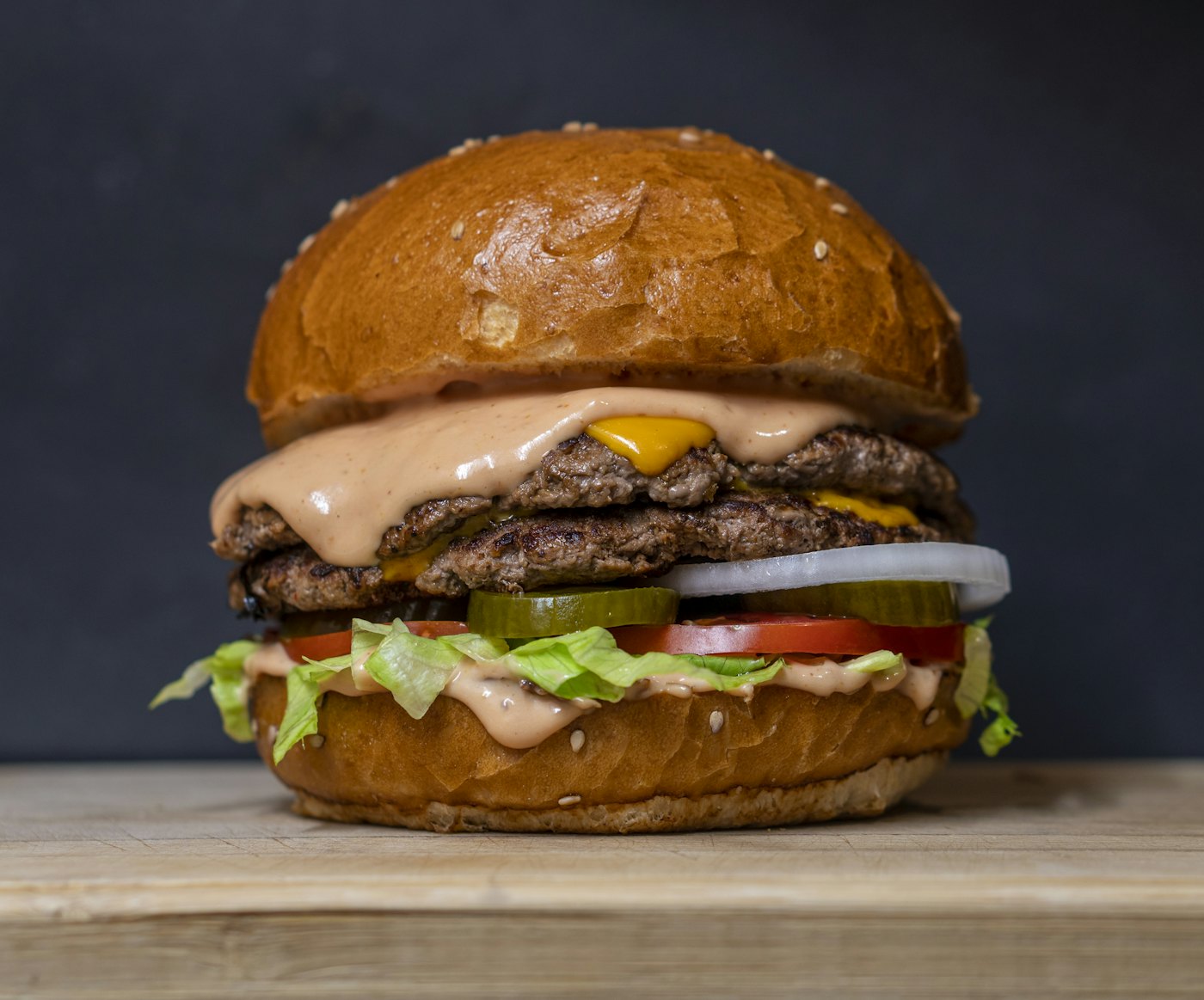 Doppel-Cheeseburger vom Grill
